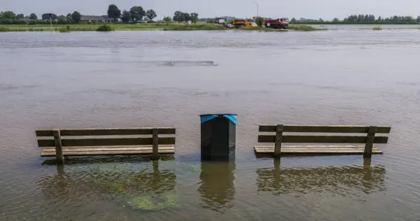 rivier buiten zijn oevers getreden.