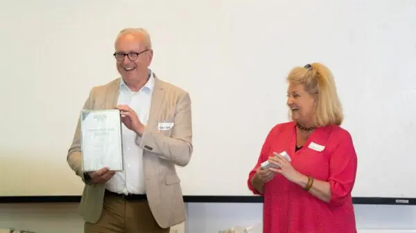 Docent van het jaar met zijn certificaat.