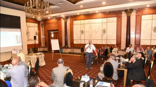 Helle van der Roest in een zaal in Egypte