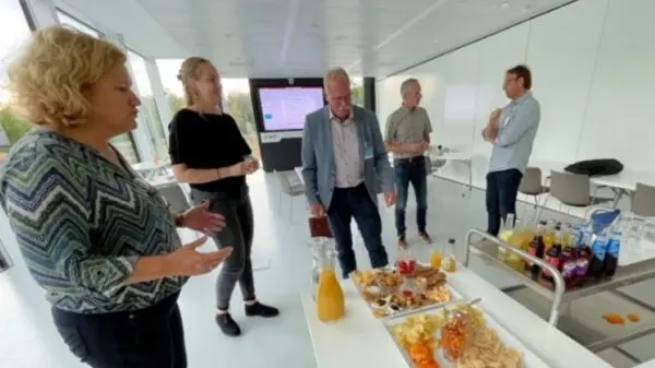 mensen in een vergaderzaal met borrelhapjes