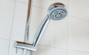 Stromend water uit douchekop