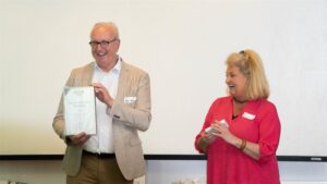 Docent van het jaar met zijn certificaat.