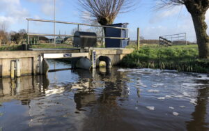 Een sluis in een ringvaart.